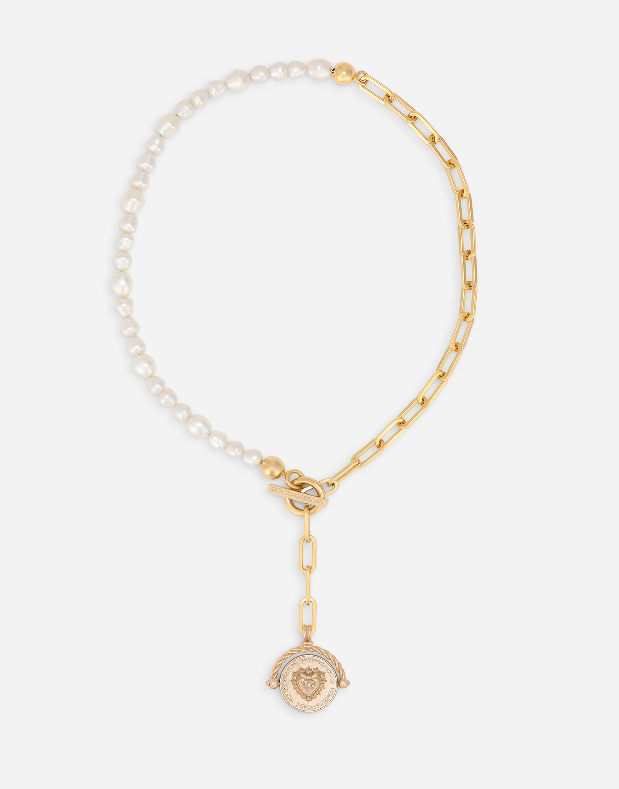 Short necklace with coin and pearls in Gold